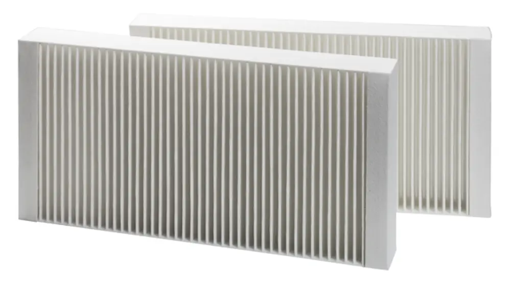Zwei rechteckige Filter mit gerillter Oberfläche, präsentiert vor hellem Hintergrund. Sie sind geeignet für Kermi-Produkte.